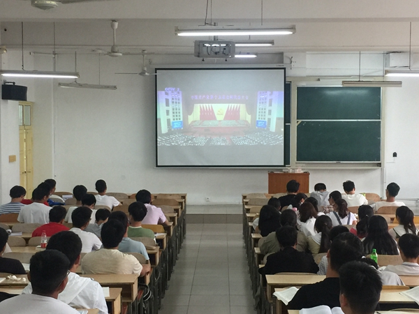 代利 观影现场_副本.jpg 代利 观影现场_副本.jpg