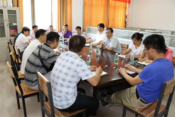 校长助理孟钟剑与物电学院教师代表亲切座谈.JPG 校长助理孟钟剑与物电学院教师代表亲切座谈.JPG