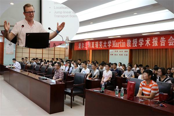 报告现场1.JPG 报告现场1.JPG