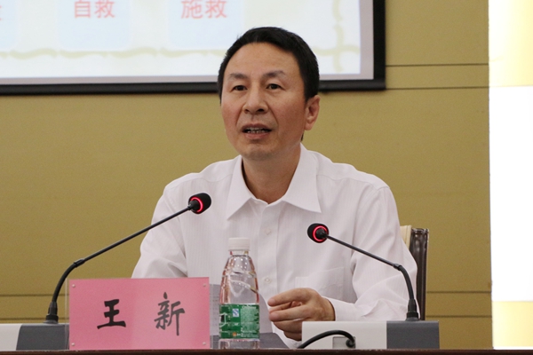 副院长王新主持报告会.jpg 副院长王新主持报告会.jpg