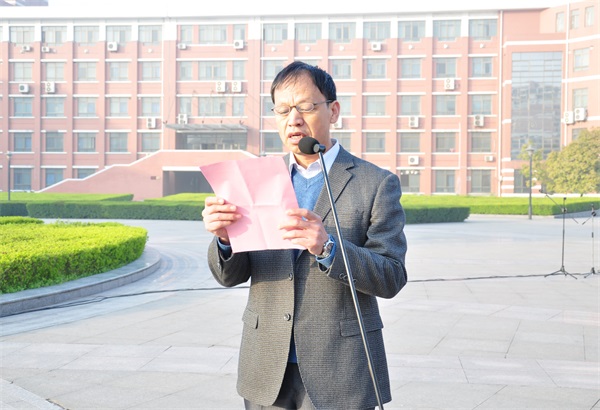 党委副书记王丙新主持升旗仪式.JPG 党委副书记王丙新主持升旗仪式.JPG