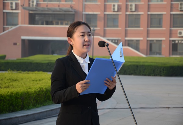 学生代表贾昱琦作国旗下发言.JPG 学生代表贾昱琦作国旗下发言.JPG