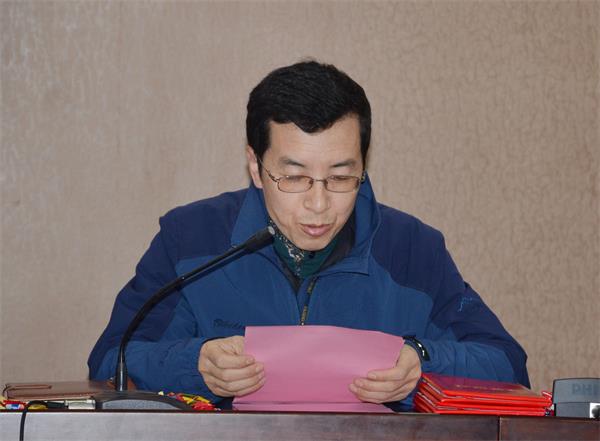 副院长李宝华宣读表彰文件.jpg 副院长李宝华宣读表彰文件.jpg